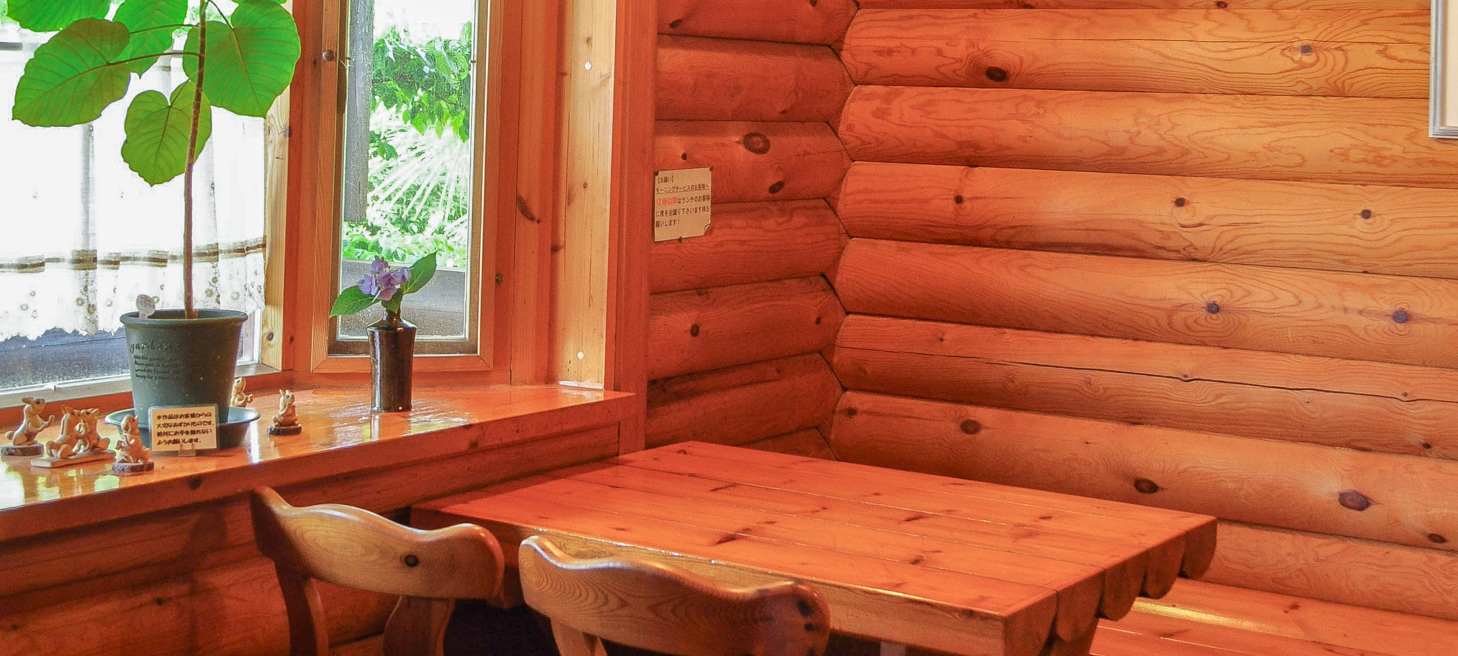 Wood Cafe 人と木 店内1階の様子